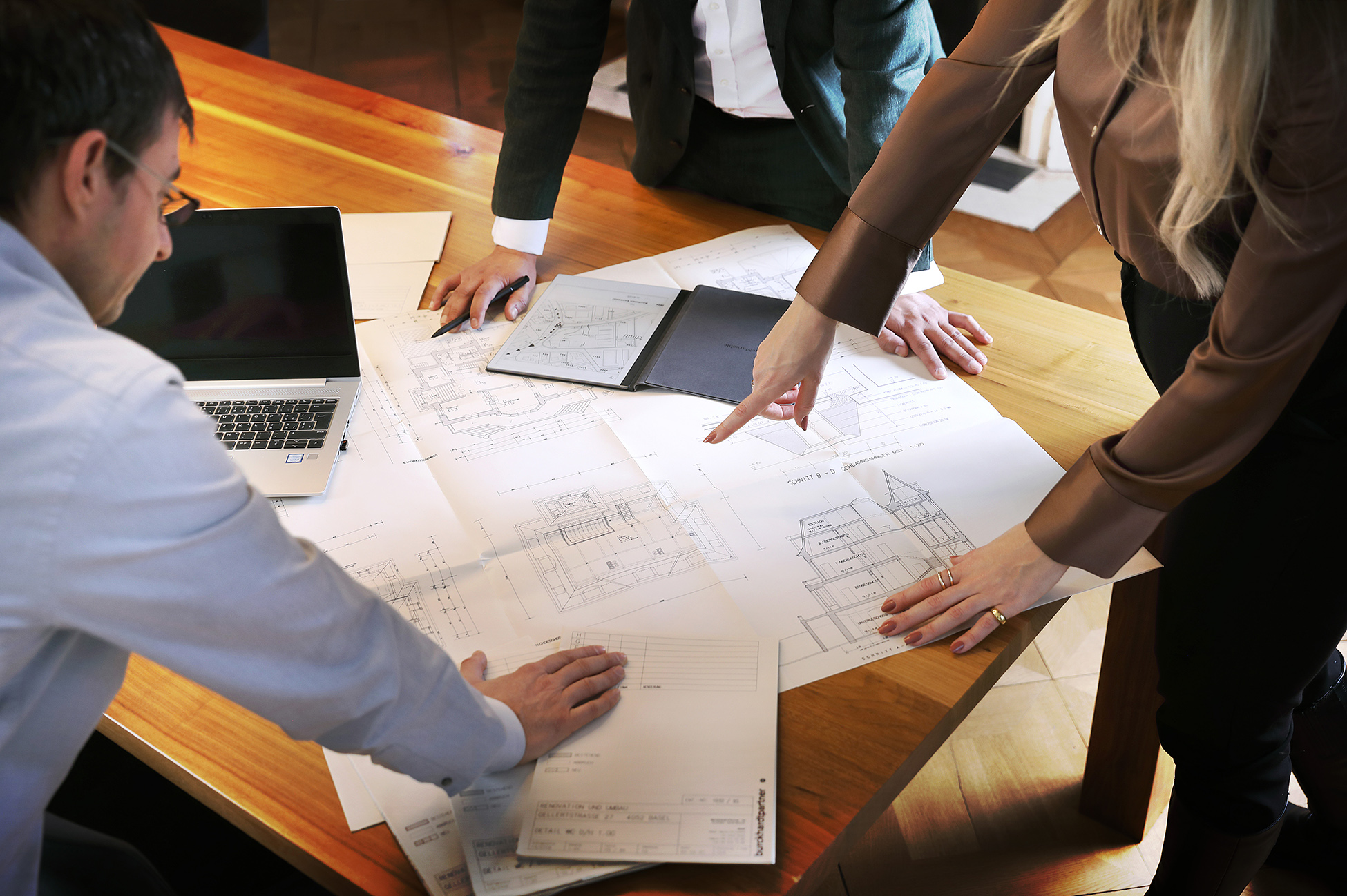 Professional photographer Justin directing a campaign shoot in Switzerland, collaborating with art directors and clients on a commercial production.