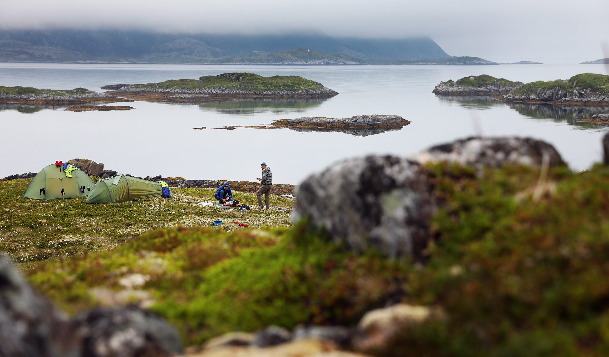 Abenteuerreise mit SUP's unter der Mitternachtssonne auf den Inseln Rebbenesøya, Grøtøya und Nordkvaløya in einer Region mit reiner unberührter Natur und sehr wenig Zivilisation. Sie reisen mit einem relativ neuen Transportmittel unter dem einzigartigen Licht der Mitternachtssonne und versuchen, Bilder von einem der herausragendsten Orte der Erde zu erforschen und mit anderen zu teilen.