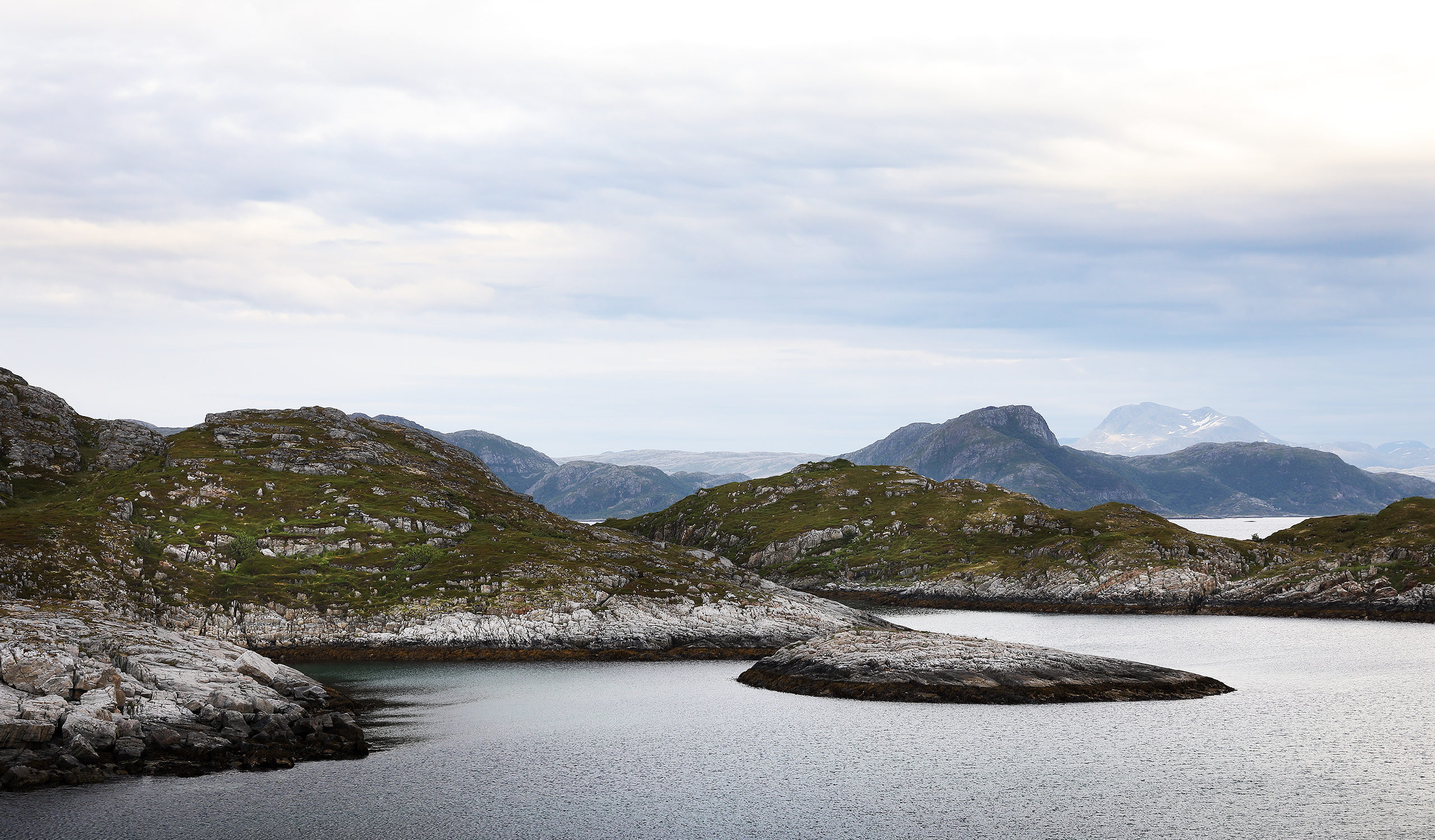 Abenteuerreise mit SUP's unter der Mitternachtssonne auf den Inseln Rebbenesøya, Grøtøya und Nordkvaløya in einer Region mit reiner unberührter Natur und sehr wenig Zivilisation. Sie reisen mit einem relativ neuen Transportmittel unter dem einzigartigen Licht der Mitternachtssonne und versuchen, Bilder von einem der herausragendsten Orte der Erde zu erforschen und mit anderen zu teilen. Das mystische Wetter der norwegischen Arktis bietet ein emotionales Ambiente für jeden, der bereit ist, sich in die Ferne zu wagen. Planetvisible hat eine 14-tägige Reise in die nördliche norwegische Arktis unternommen, um die Fähigkeit der Bretter zu testen, den Wellengang des offenen Ozeans mit mehr als 130 kg an Bord zu überstehen. Fotografie von Justin Hession Fotografie