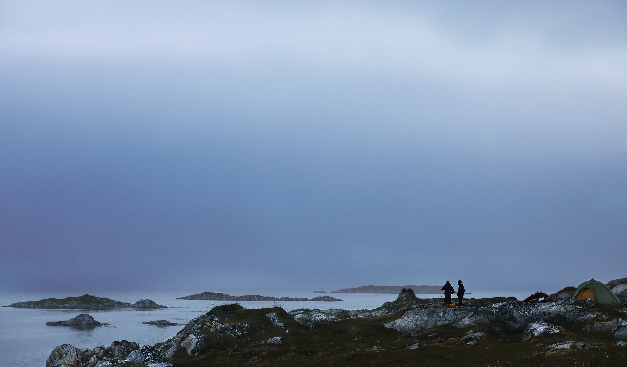 Das mystische Wetter der norwegischen Arktis sorgt für eine emotionale Atmosphäre für jeden, der bereit ist, sich in die Ferne zu wagen. Planetvisible hat eine 14-tägige Reise in die nördliche norwegische Arktis unternommen, um die Fähigkeit der Bretter zu testen, den Wellengang des offenen Ozeans mit mehr als 130 kg an Bord zu überstehen. Fotografie von Justin Hession Fotografie